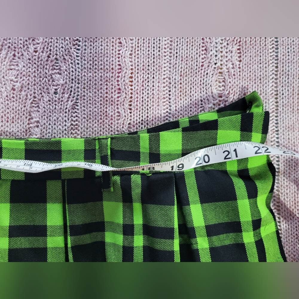Hot Topic Plaid Green Skirt with Chain Size 3 - Picture 10 of 16